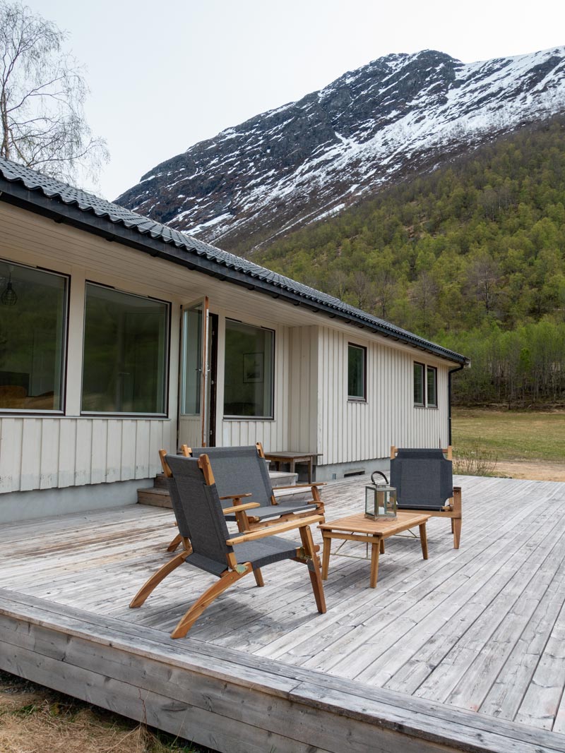 Terrace-with-mountains-behing-the-house